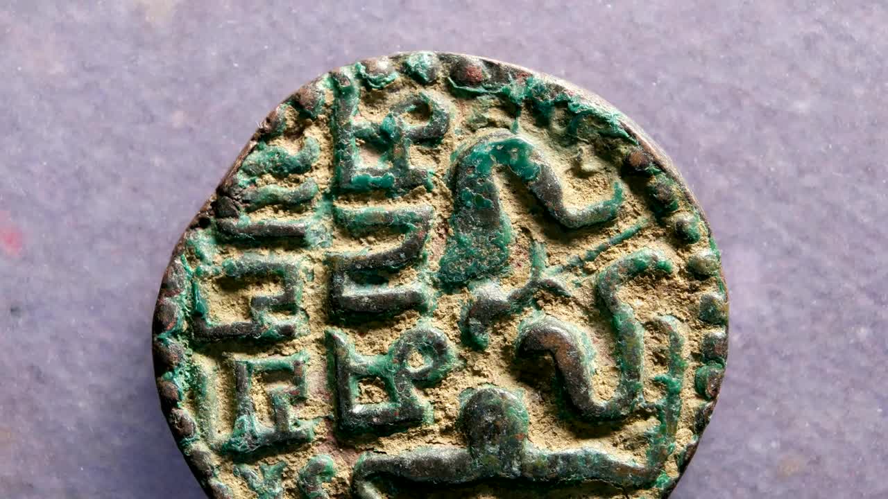 매우 오래된 동전의 근접 사진