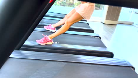 Vista-Cercana-De-Una-Mujer-Estirando-Las-Piernas-En-El-Gimnasio-Después-De-Correr.