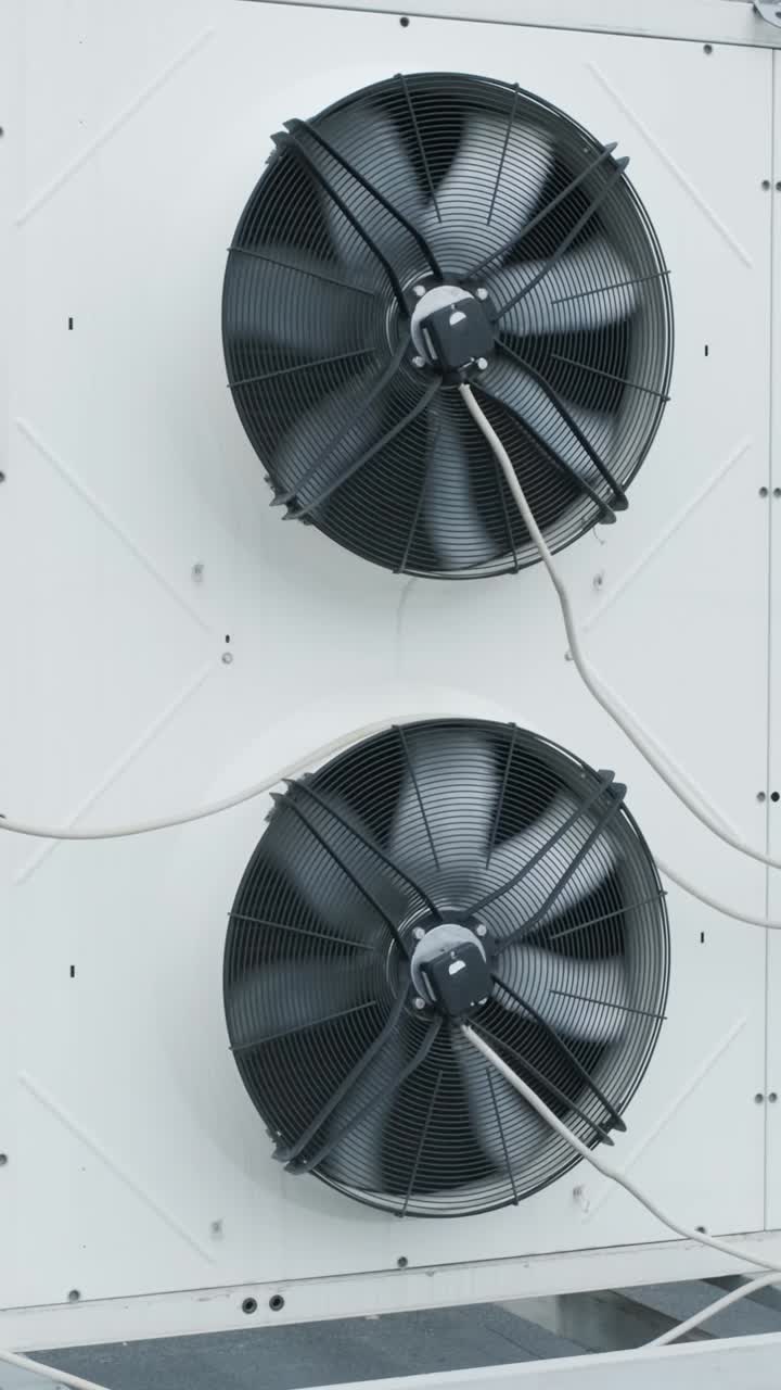 Unidad de aire acondicionado con dos ventiladores