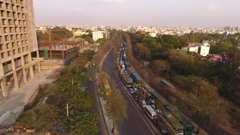 Drohnenaufnahmen-Von-Dichtem-Verkehr-Während-Der-Hauptverkehrszeit-In-Bangalore,-Indien