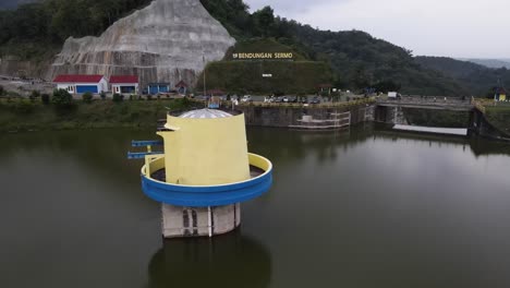 Vista-Aérea-Del-Embalse-Sermo-A-última-Hora-De-La-Tarde,-El-Embalse-Más-Grande-De-Yogyakarta-Y-El-Mejor-Destino-Turístico-De-La-Ciudad