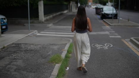 mujer caminando por la calle de la ciudad