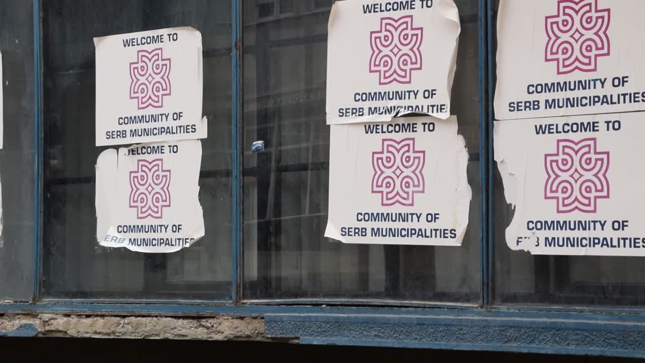 carteles de la comunidad de municipios serbios en mitrovica, kosovo.