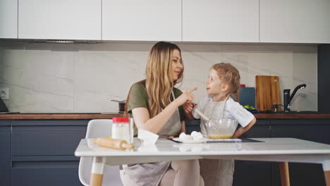 Mamá-E-Hija-Cocinan-Juntas-La-Comida-En-La-Cocina