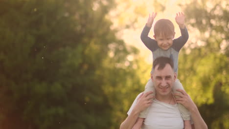 Liebevoller-Junger-Vater-Und-Sohn-Spielen-Im-Sommer-Bei-Sonnenuntergang-In-Zeitlupe-Auf-Dem-Gras.