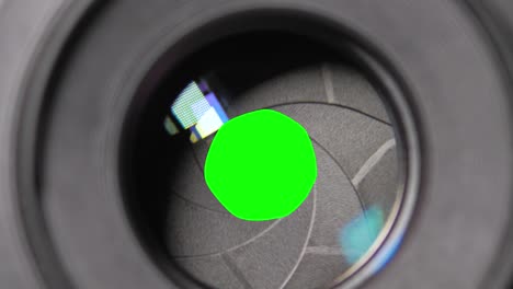 palas del diafragma de la lente fija apertura y cierre de la abertura f-stop ajuste de una cámara fotográfica de primer plano con llave de croma verde