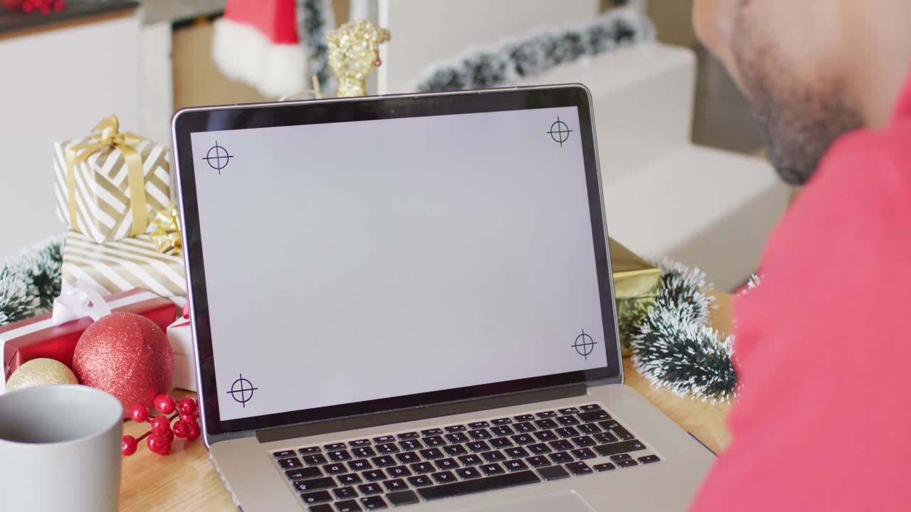 un hombre afroamericano usando una computadora portátil con copyspace.