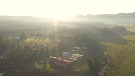 Antenne,-Die-Während-Des-Sonnenuntergangs-Rechts-über-Farmen-Kreist