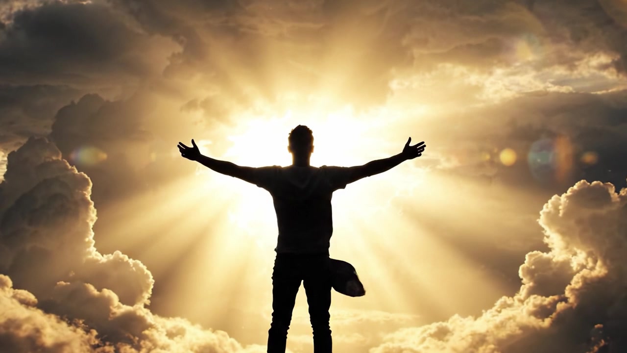 Un viaggio di trasformazione: abbracciando speranza e libertà tra nuvole drammatiche e luce solare radiosa.