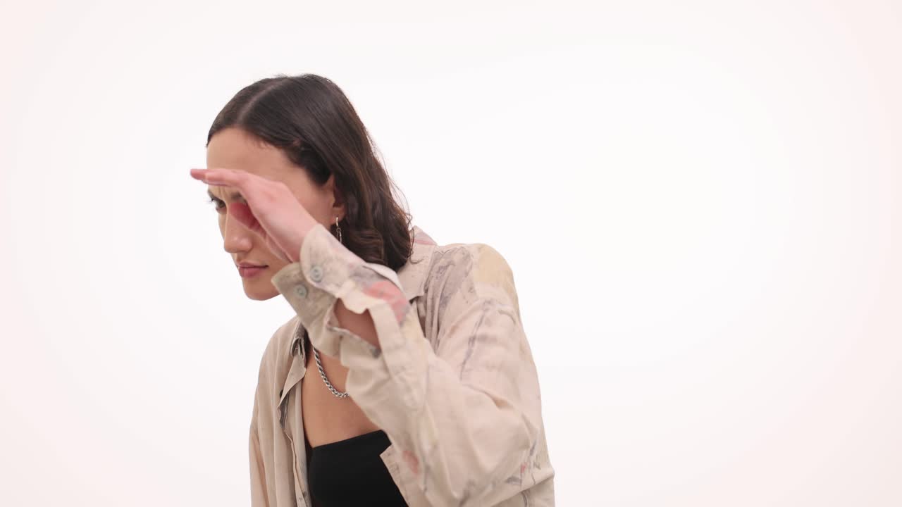 검은 머리에 목걸이를 한 여자