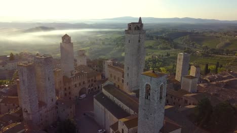 san gimignano toscana italia con torre grossa hito en el centro, toma circular aérea