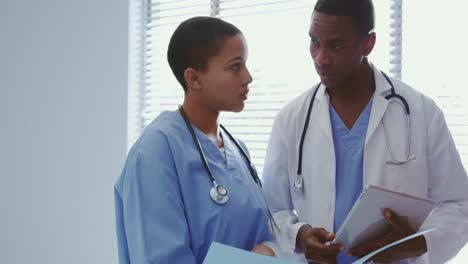 vista frontal de los médicos africanos discutiendo sobre el archivo médico en el hospital 4k