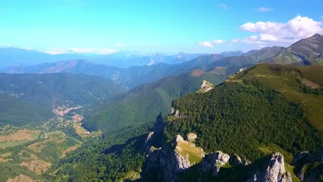 beleza: a beleza dos picos de europa é incomparável enquanto o drone explora seus picos e vales