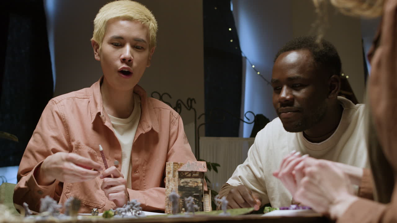 друзья играют в ролевые игры.