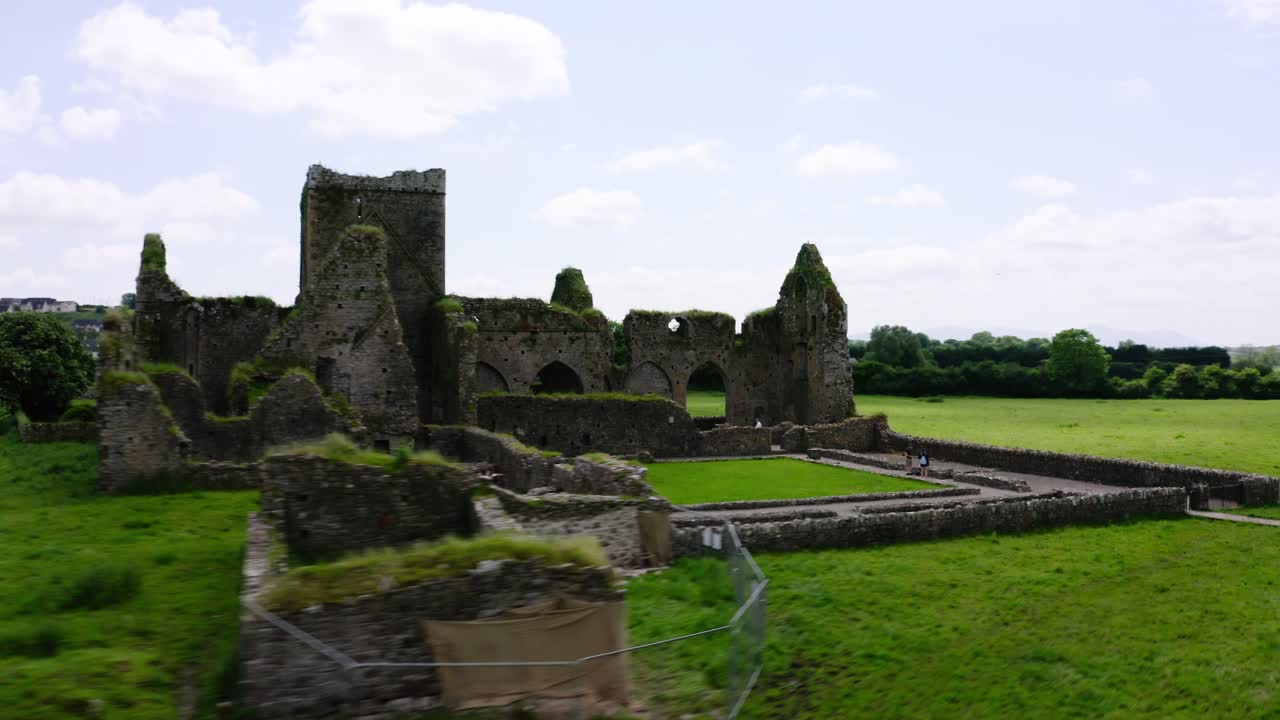 Abandoned castle it Ireland, tourist destination.