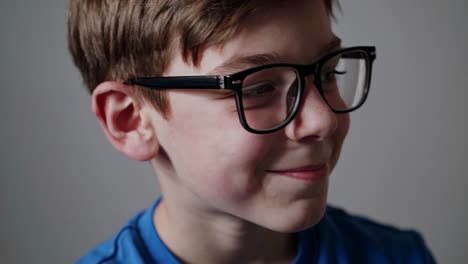 niño con gafas