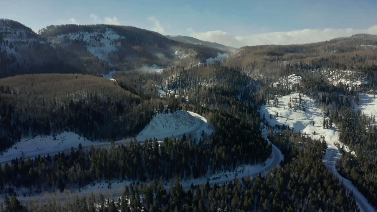 vista aérea de la sinuosa carretera de montaña que atraviesa el paso nevado de la montaña