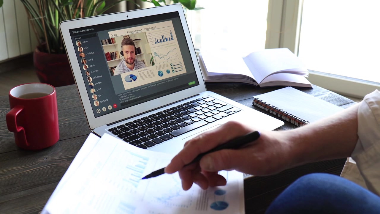 Person analyserer finansiel rapport under online videokonference