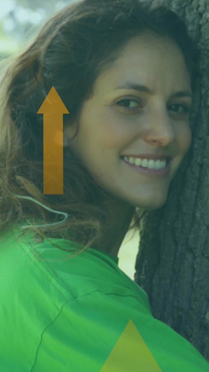 Animación de flechas amarillas sobre una mujer feliz abrazando un árbol.