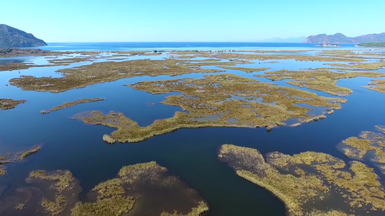 Luftfoto av Dalyan-elvedeltaet og våtmarker i Tyrkia