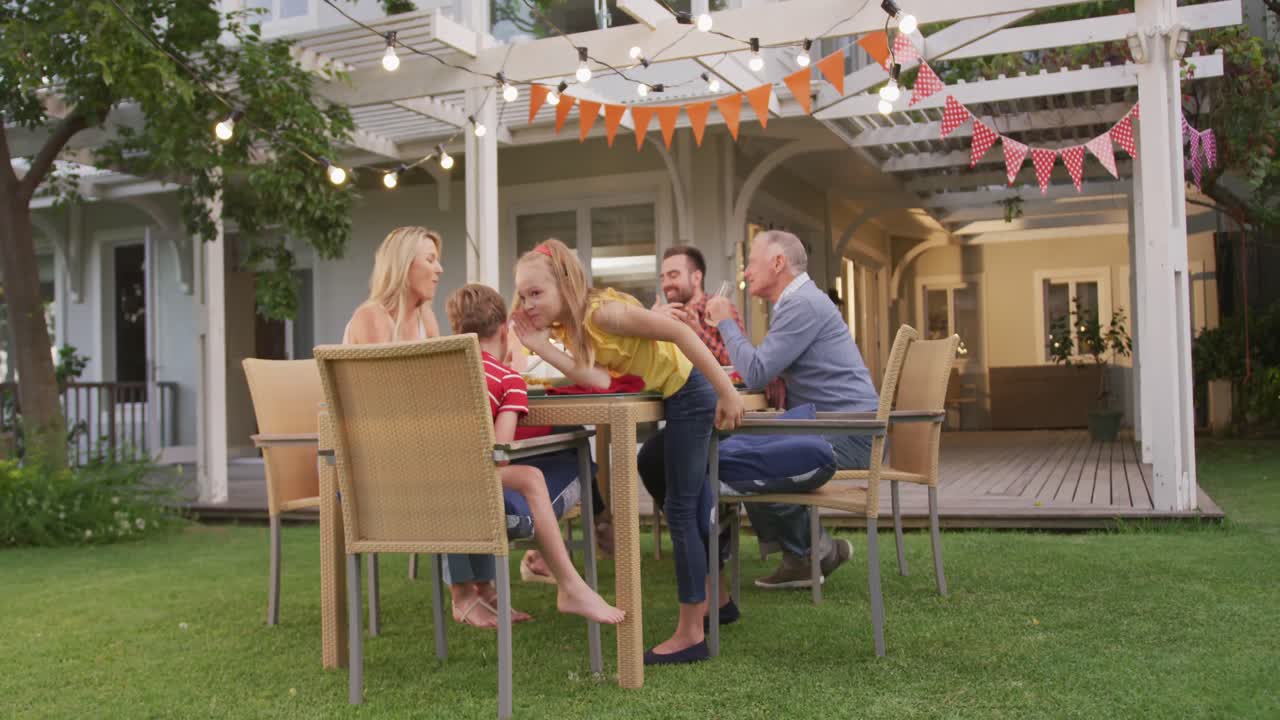 3세대 가족이 야외에서 점심을 즐기고 있습니다.