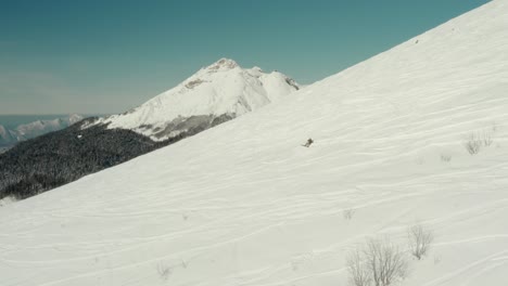 Snowboarder-Person-Auf-Skipisten,-Die-Frischen-Pulverschnee-Genießen