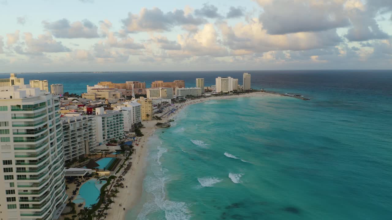Timelapse aereo di hotel fronte mare