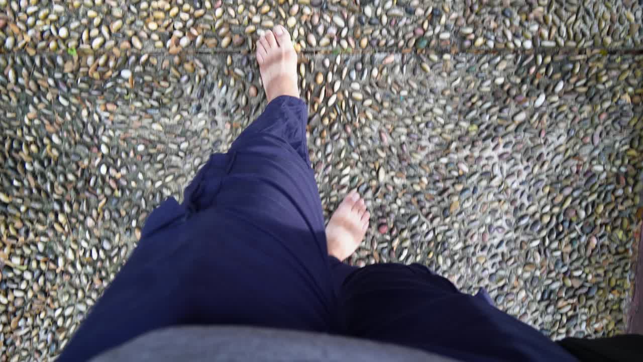 위에서 아래로 보기: 마사지 스톤 경로에서 다리 기