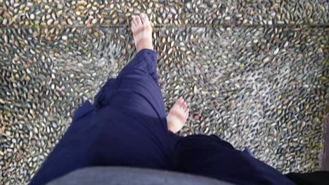 위에서 아래로 보기: 마사지 스톤 경로에서 다리 기