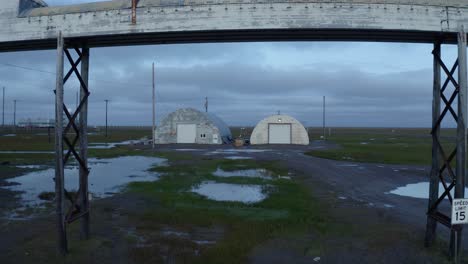 Luftdrohnenaufnahme,-Die-über-Verlassene-Gebäude-Des-überschwemmten-Klimaforschungszentrums-In-Der-Aufgetauten-Permafrost-Tundra-In-Der-Nähe-Von-Barrow,-Alaska,-Fliegt