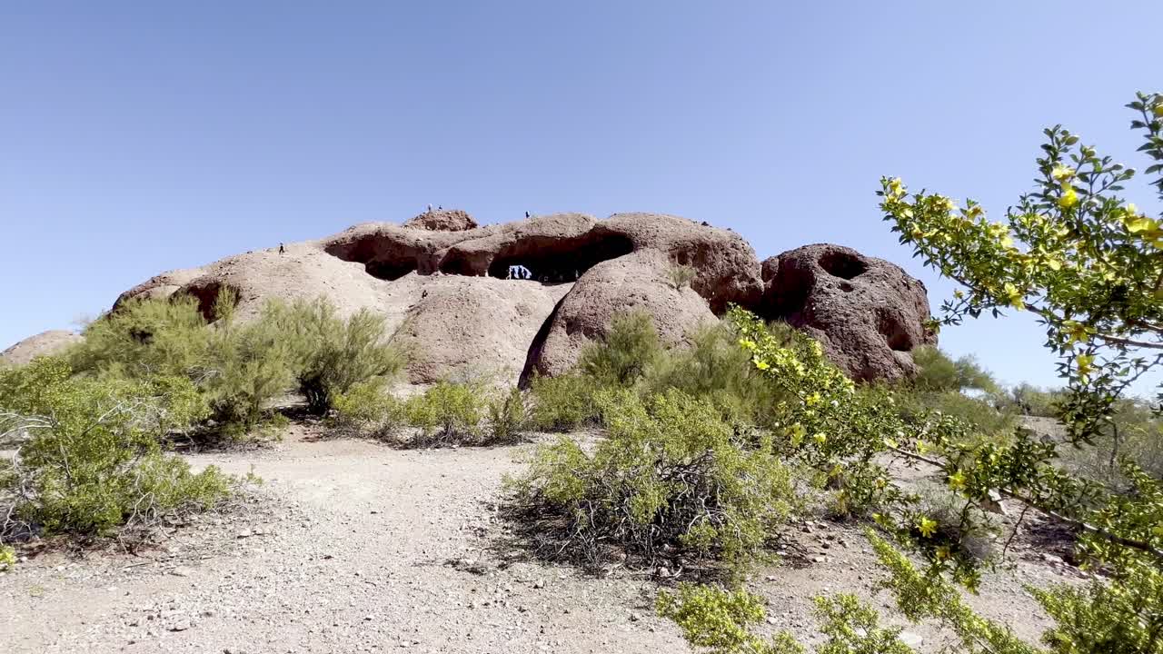 피닉스 애리조나 근처 파파고 공원에서 바위에 구멍