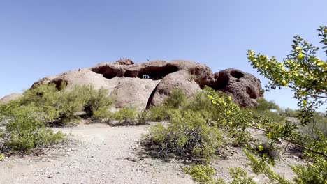 agujero en la roca en el parque papago cerca de phoenix arizona