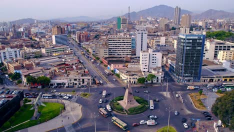 Toma-Aérea-Del-Monumento-Conmemorativo-De-Ovalo-Jorge-Chavez-En-La-Ciudad-De-Lima,-Perú