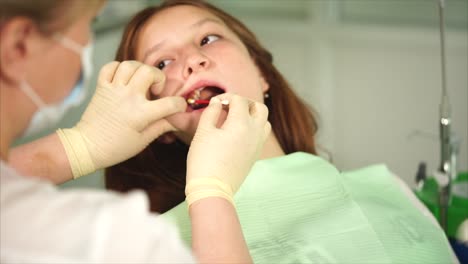 examen dental de un adolescente