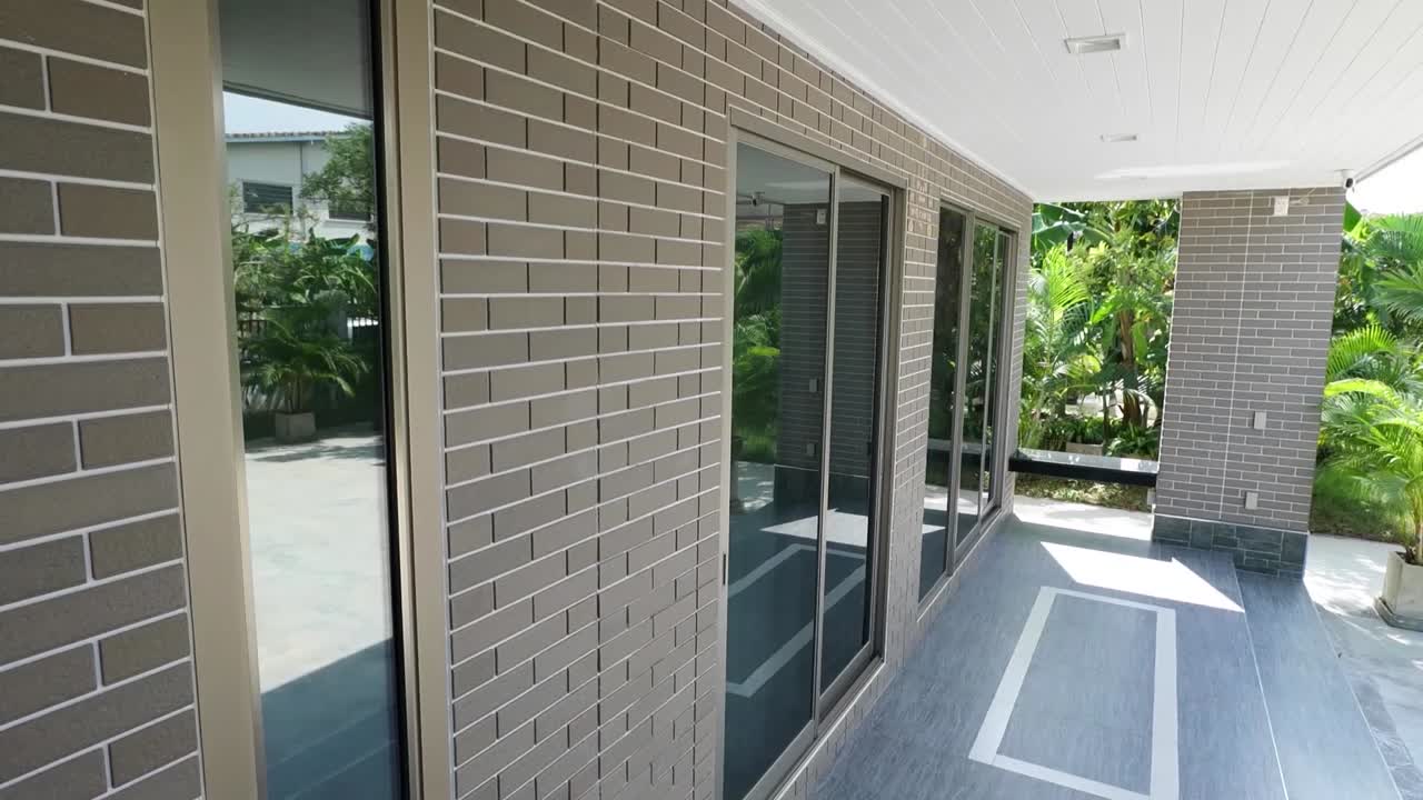 깨하고 새로운 현대적인 집 외관 디자인