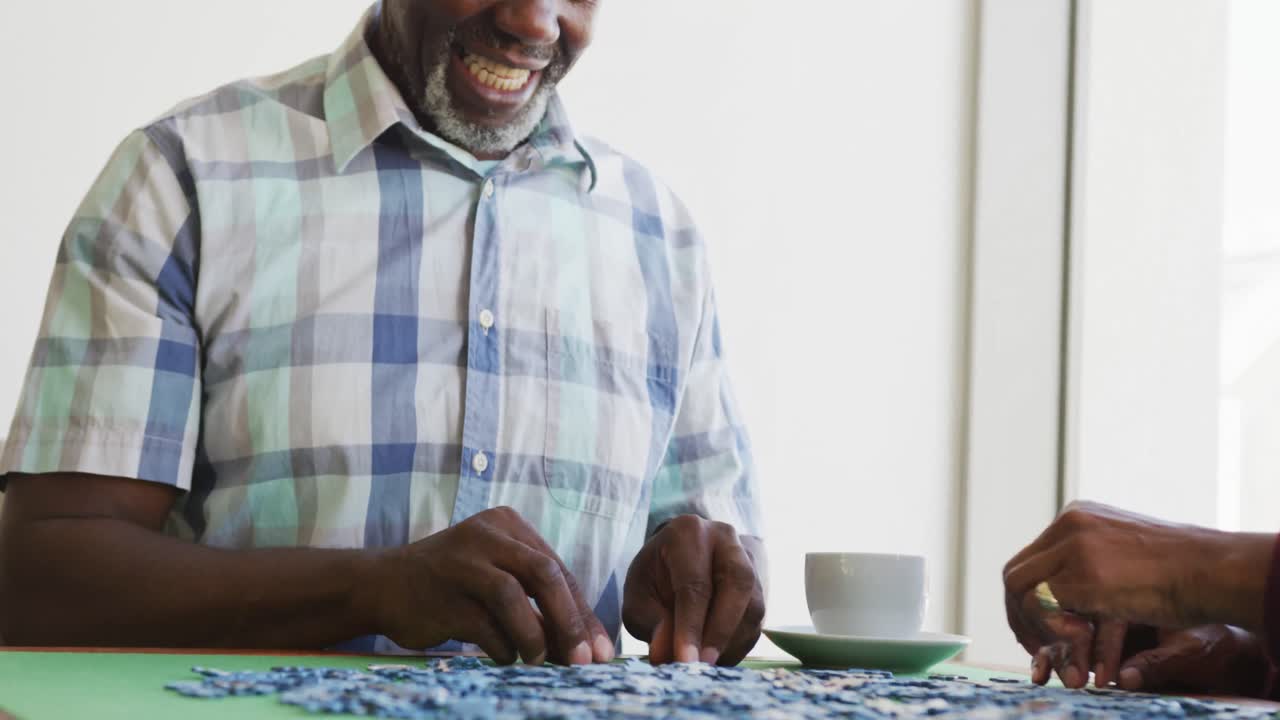 해피 시니어 아프리카계 미국인 부부가 퍼즐을 하는 동영상