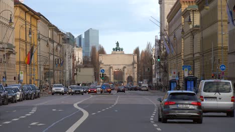 drapeaux trafic et arc de triomphe munich