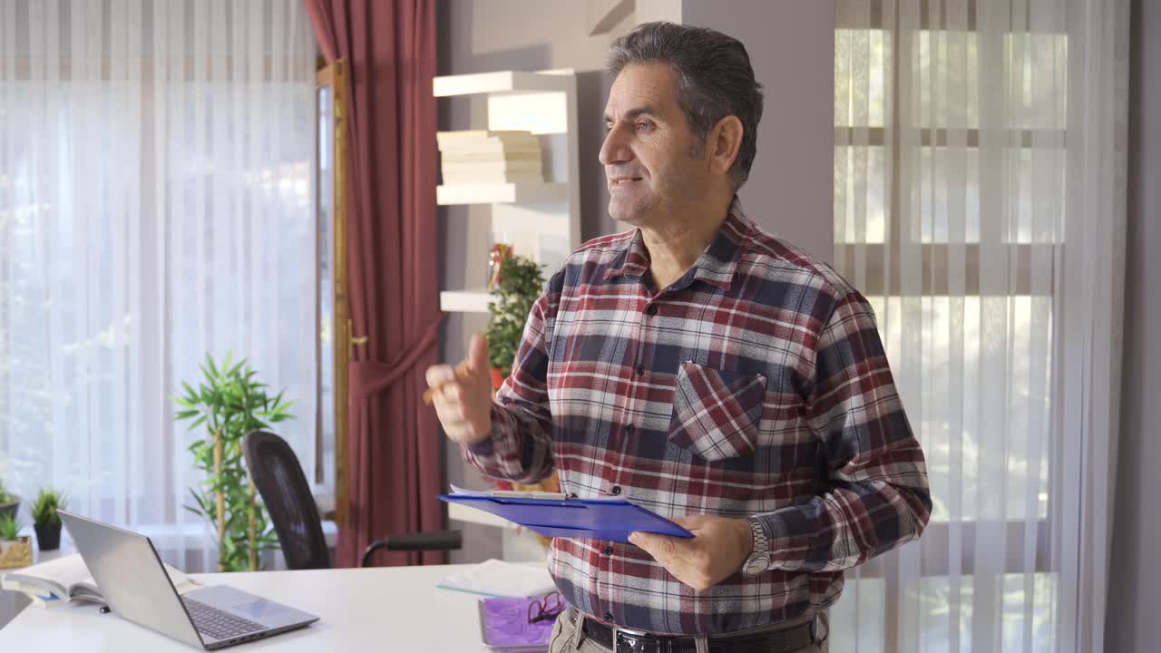 para ensayar. el orador ensaya.