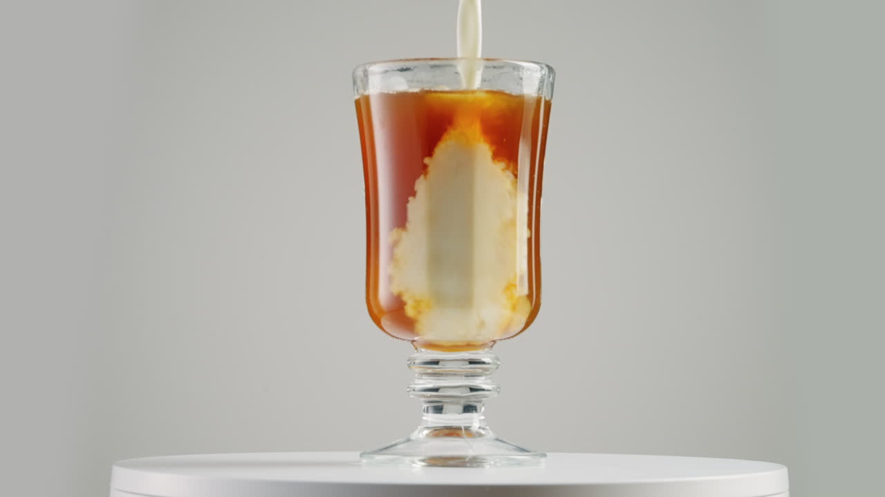 차 에 크림 을 첨가 하는 것 - 턴테이블 에 고립 된 것