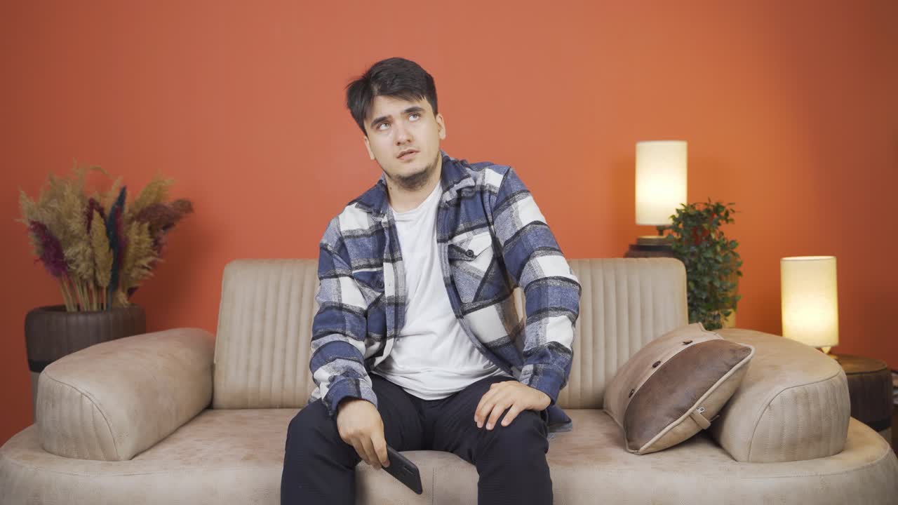 헤어지는 문자를 받는 남자는 화가 난다.