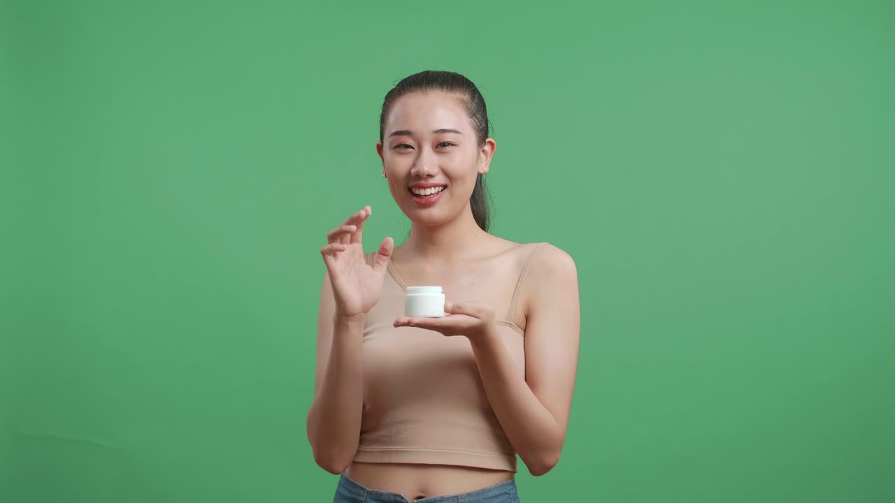 피부 관리 크림 을 들고 있는 여자