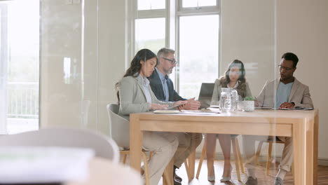 Liderazgo,-Computadora-Portátil-O-Gente-De-Negocios-En-Una-Reunión