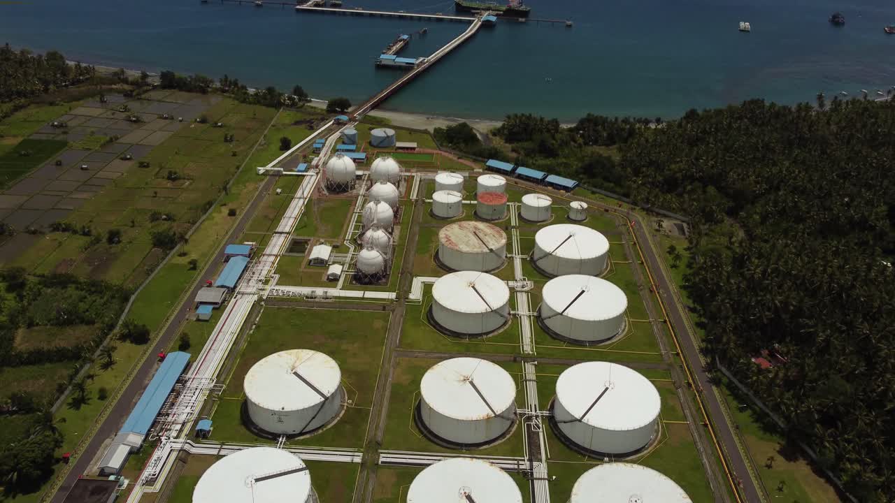 높은 굴과 석유 저장 크를 가진 산업 구역, 정유 공장, 가스 주유소, 석유 및 석유 화학 제품 저장, 오염 개념.