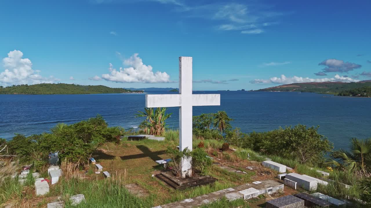 foto aérea del cementerio católico con vistas a la bahía en surigao del norte, filipinas