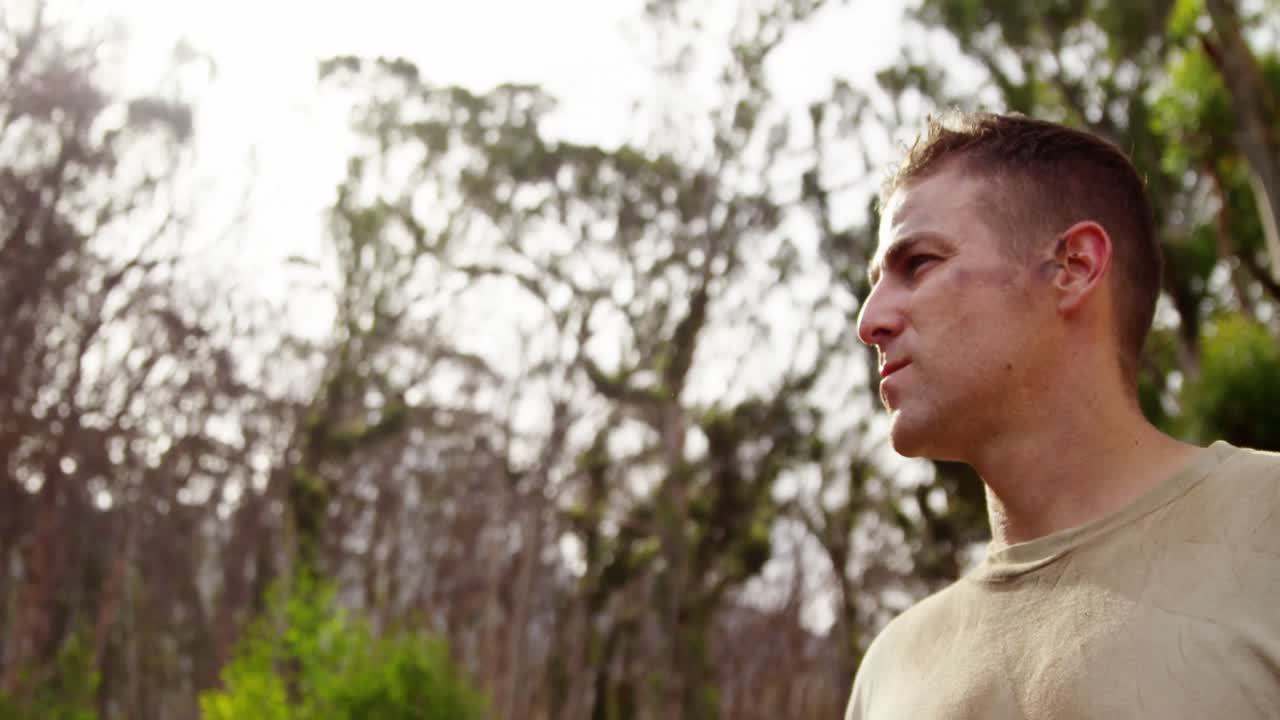 soldado militar de pie en el campamento de entrenamiento 4k