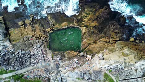 Drone-Aéreo-Gente-Nadando-En-Mahon-Rock-Piscina-Baño-Maroubra-Playa-Rocoso-Océano-Promontorio-Randwick-Sydney-Ciudad-Viajes-Turismo-Australia