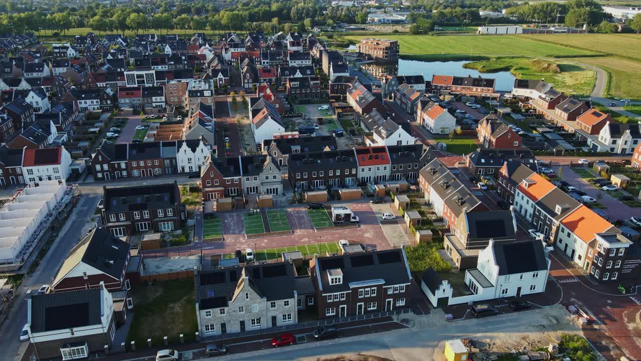 친환경 에너지로 구동되는 아름답고 현대적인 교외 동네의 항공 개요