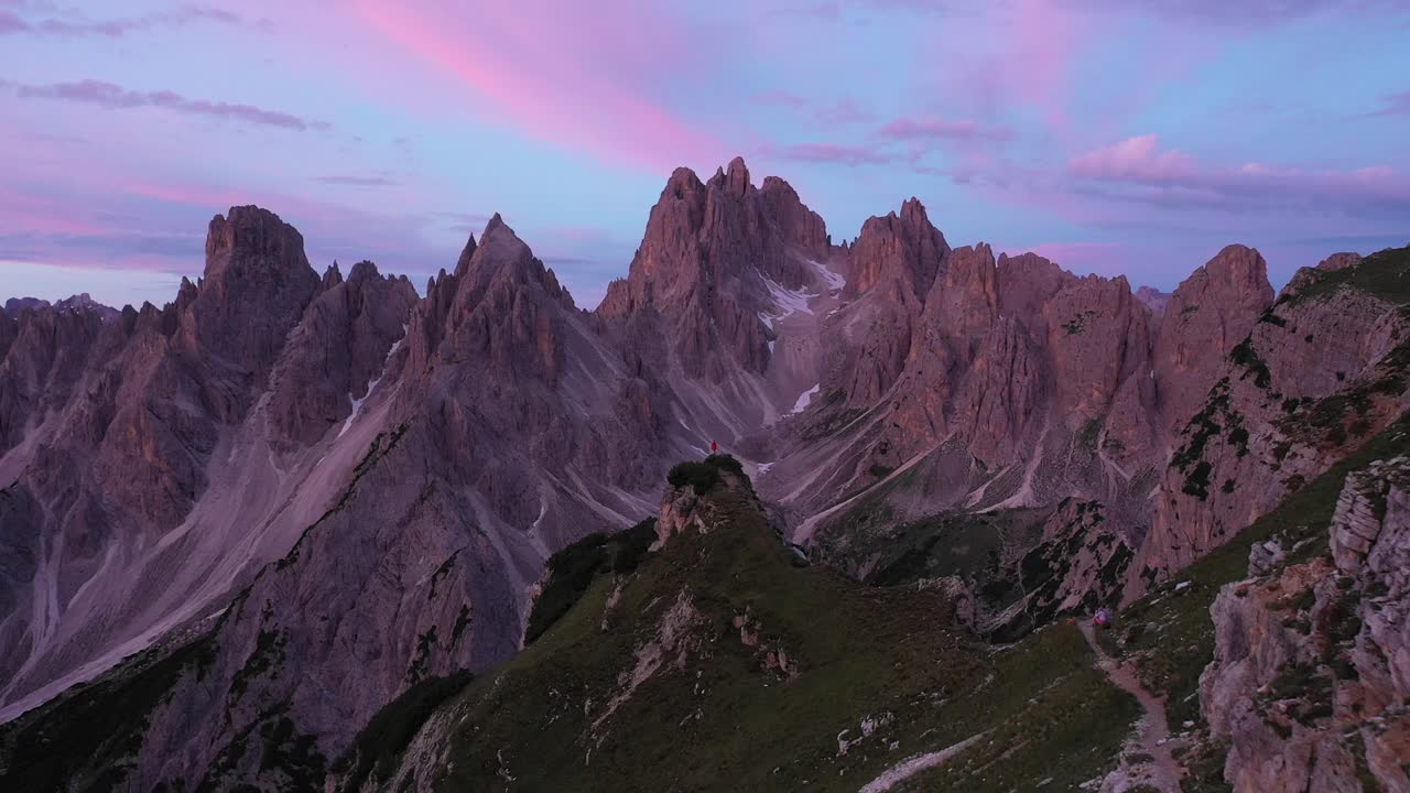 mirador épico del amanecer en los dolomitas italianos