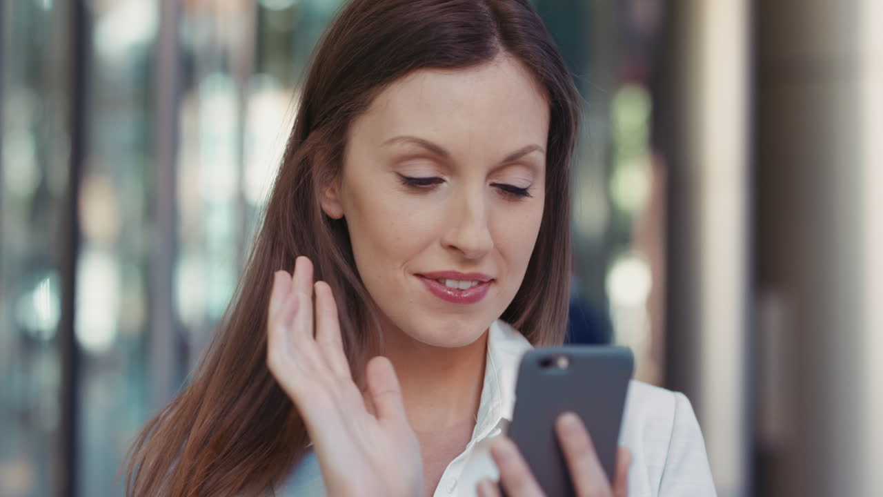 회사 사무실 건물 밖 의 사업가 의 초상화