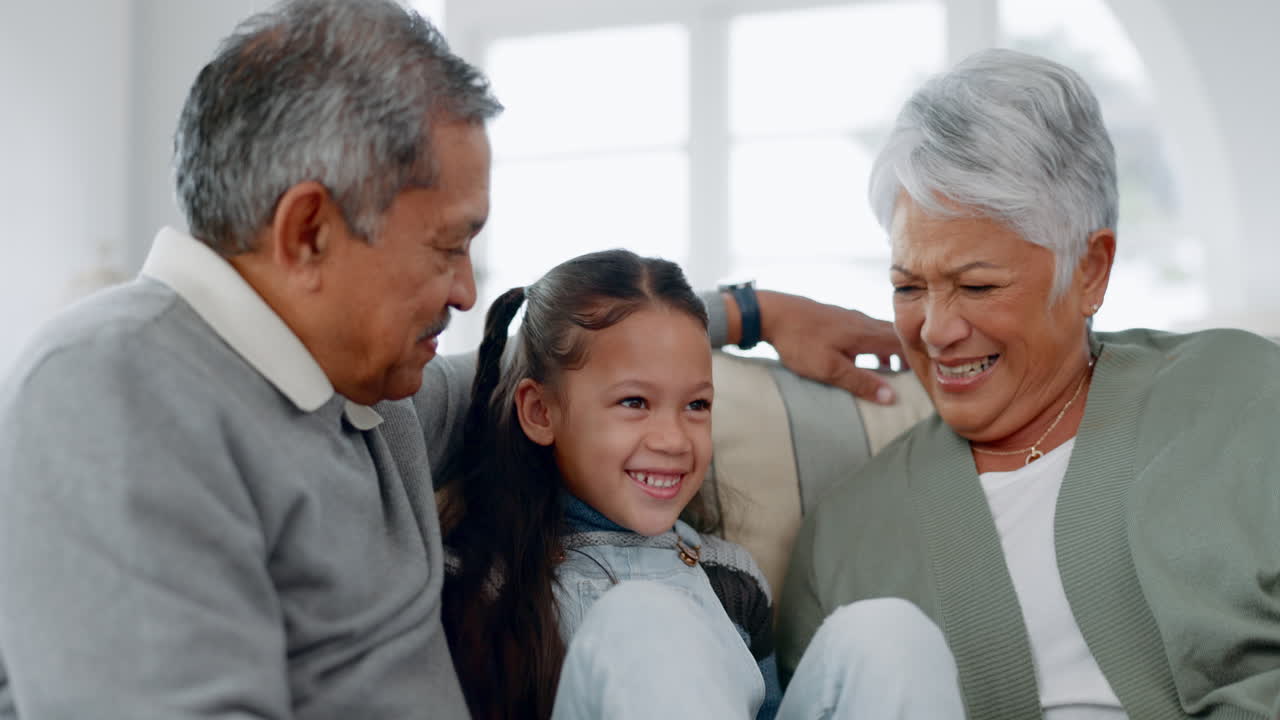 아이, 행복한 할아버지와 할머니가 소파에서 웃고